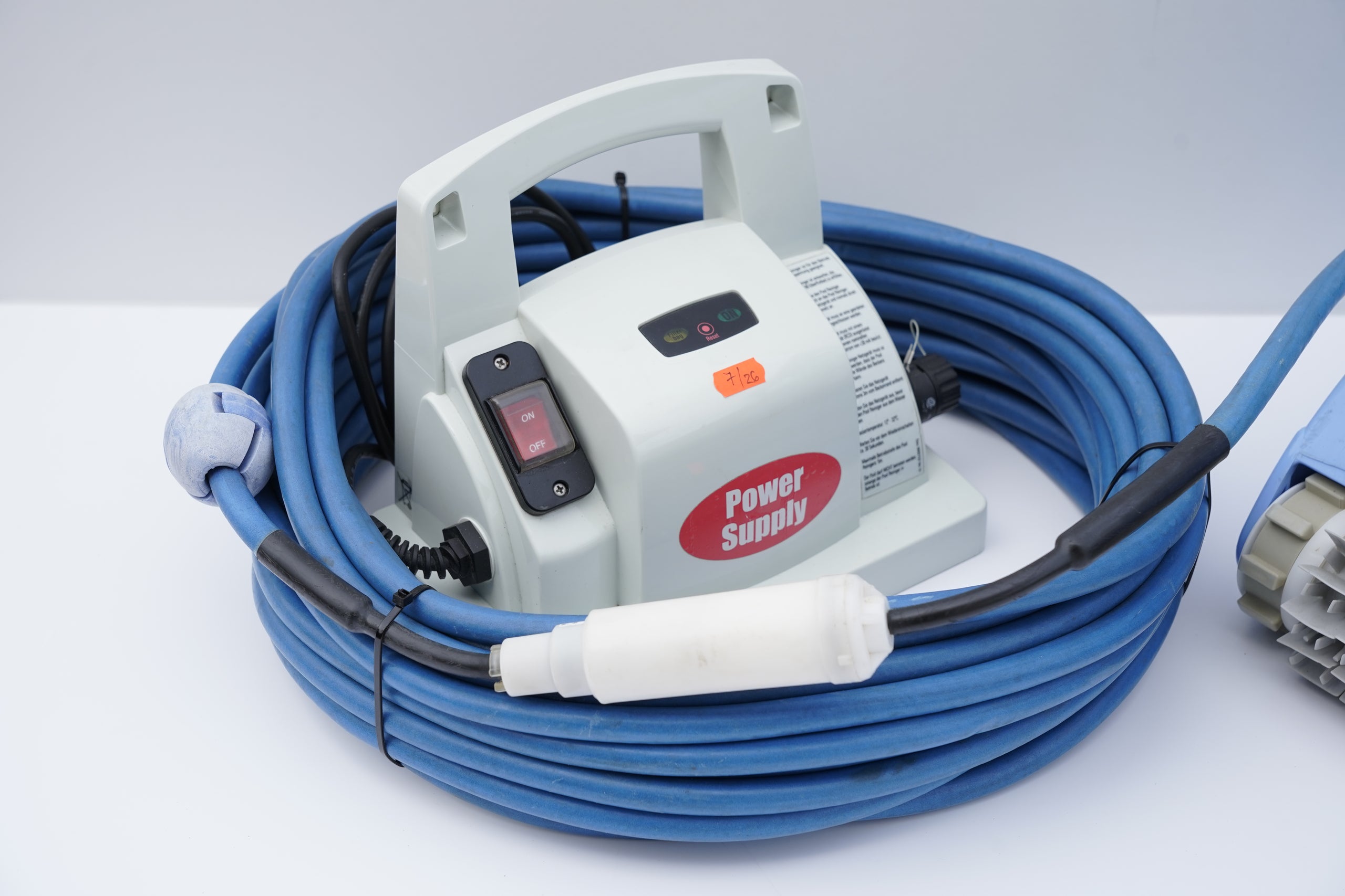 Robot de curățare pentru piscină Dolphin Dynamic Plus