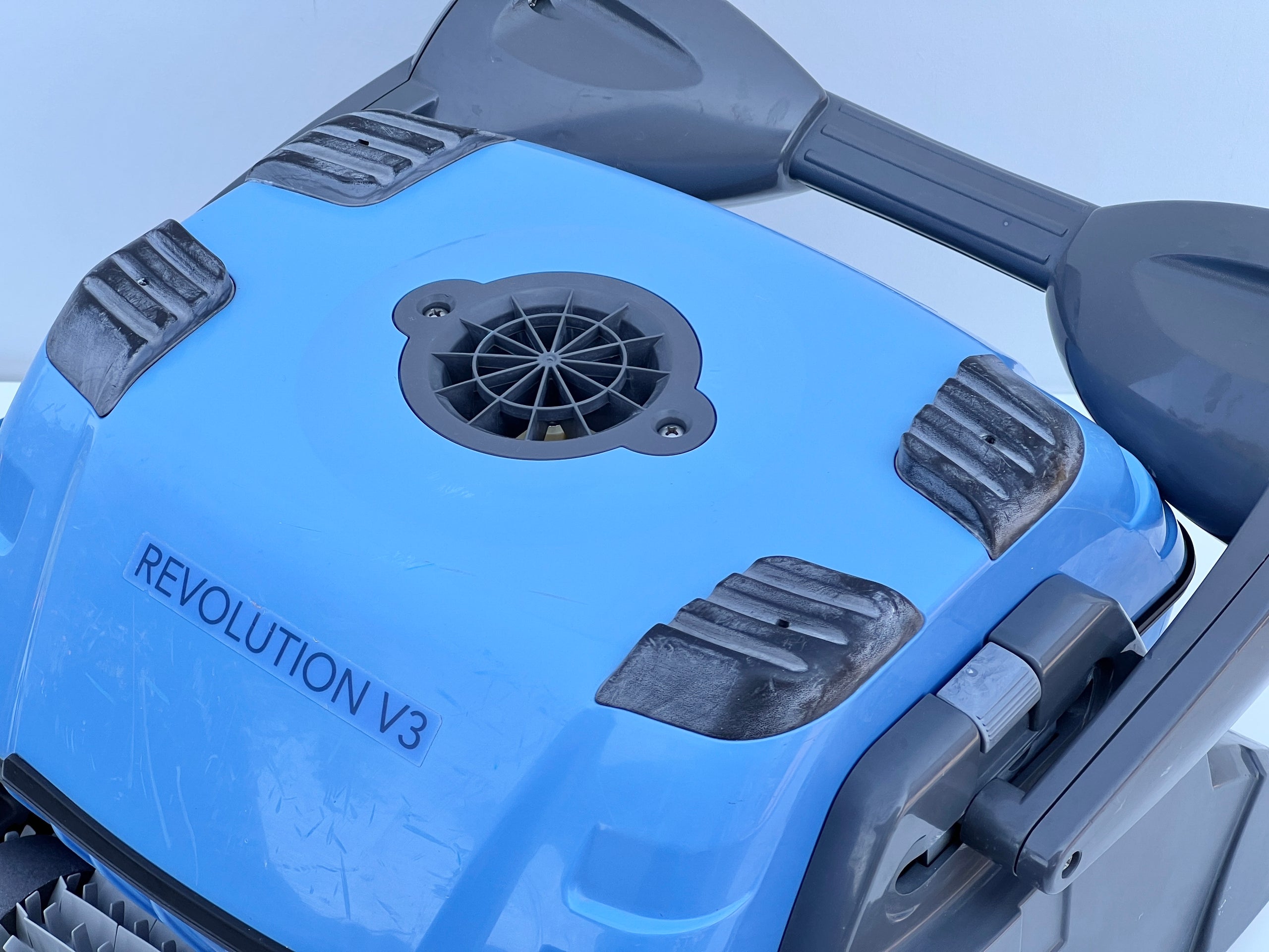 Robot de curățare pentru piscină Dolphin Revolution V3
