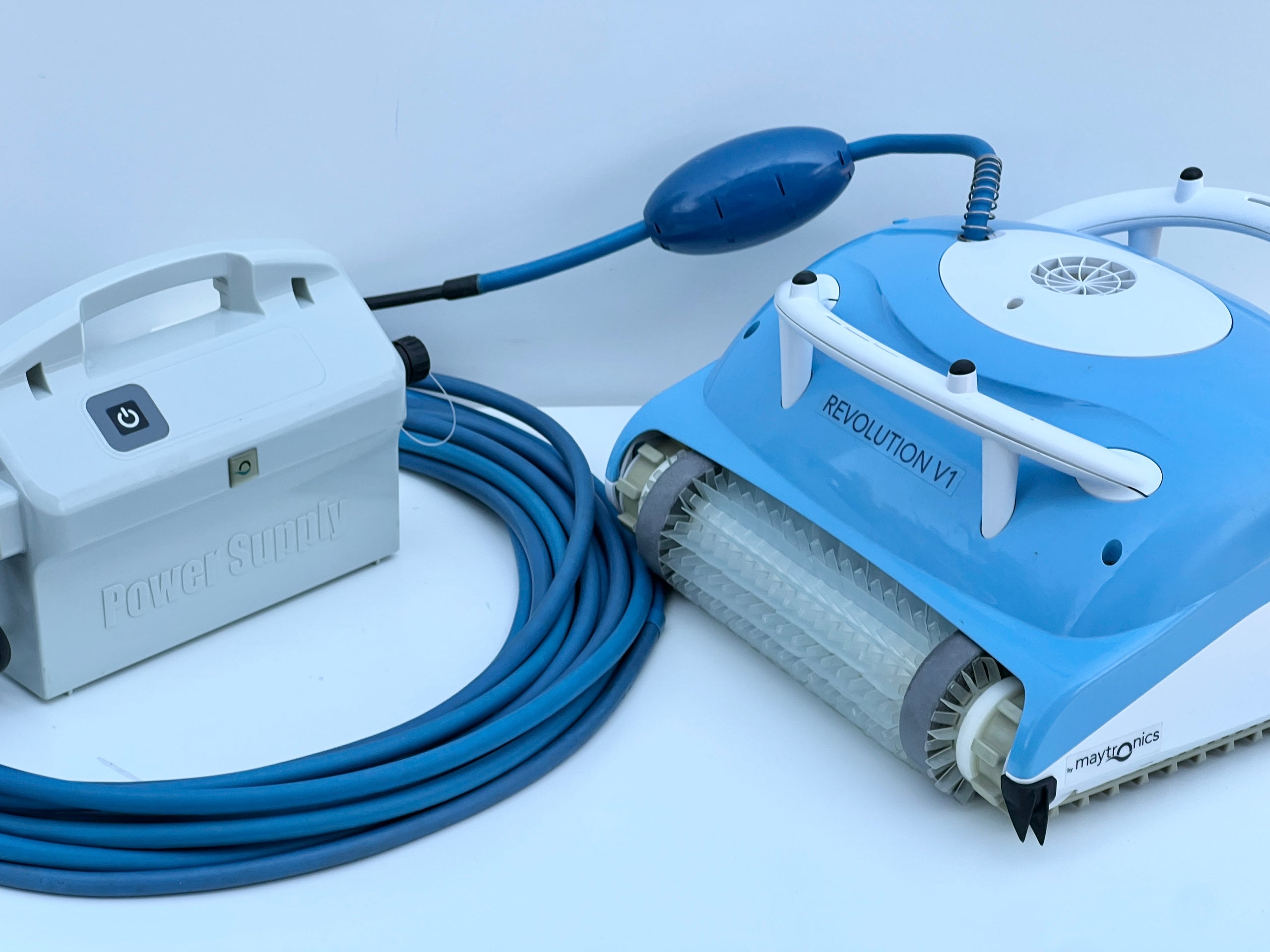 Robot de curățare pentru piscină Dolphin Revolution V1