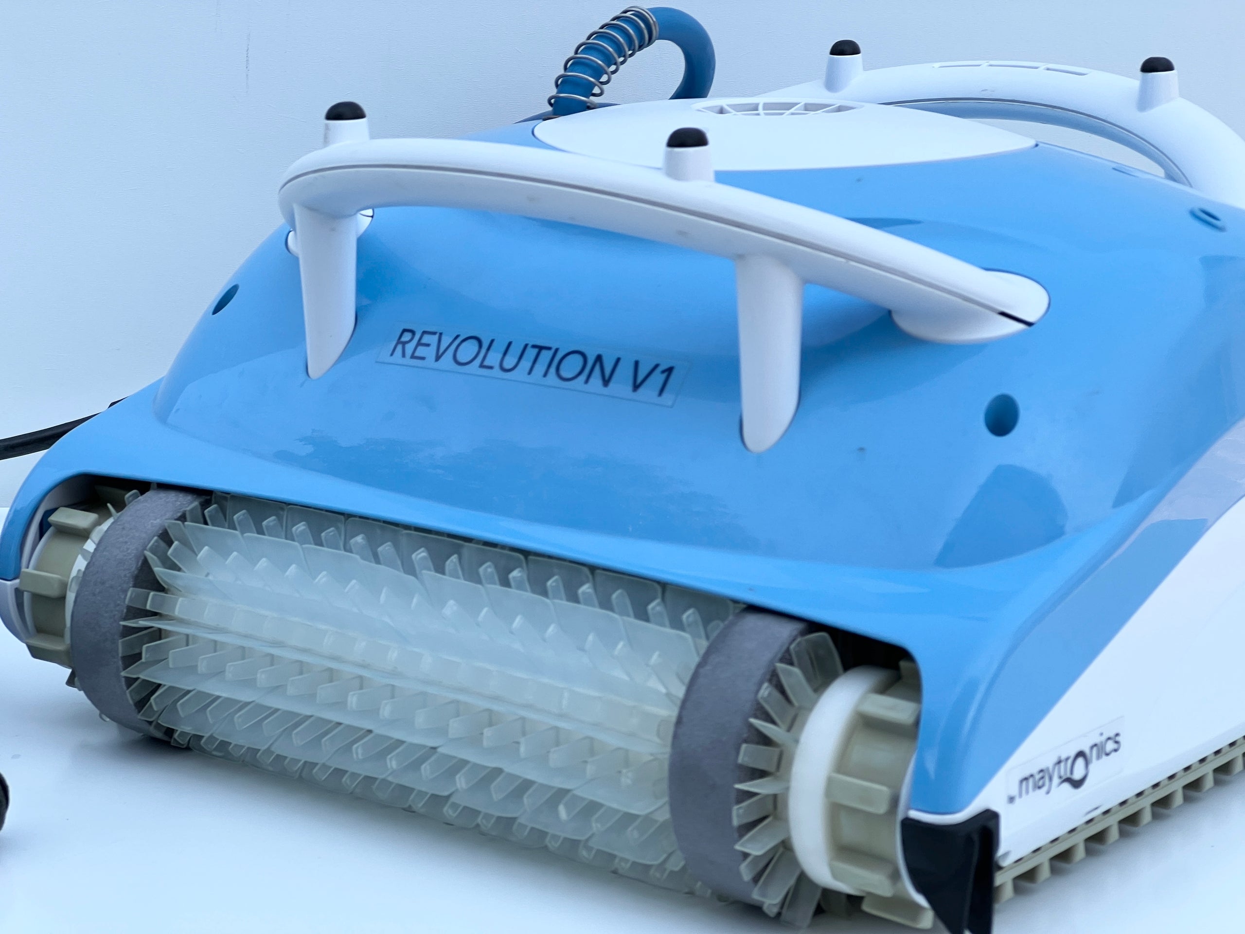 Robot de curățare pentru piscină Dolphin Revolution V1