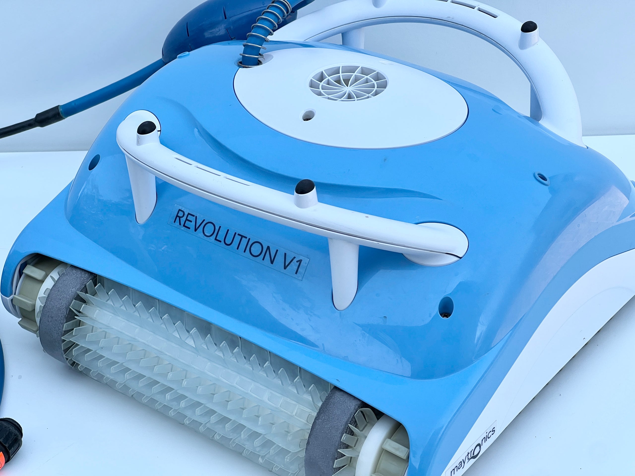 Robot de curățare pentru piscină Dolphin Revolution V1