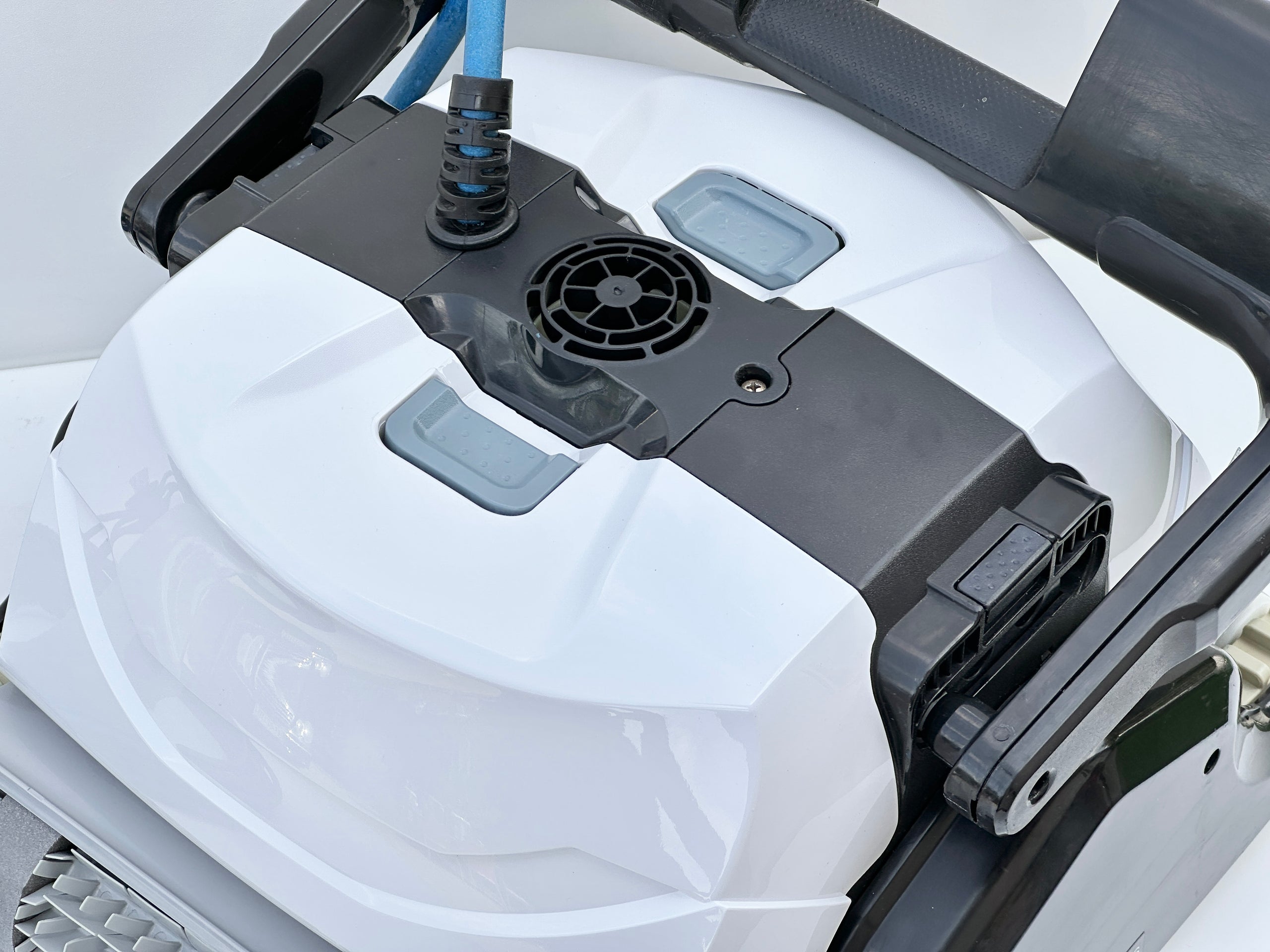 Robot de curățare pentru piscină Dolphin Maytronics PS50