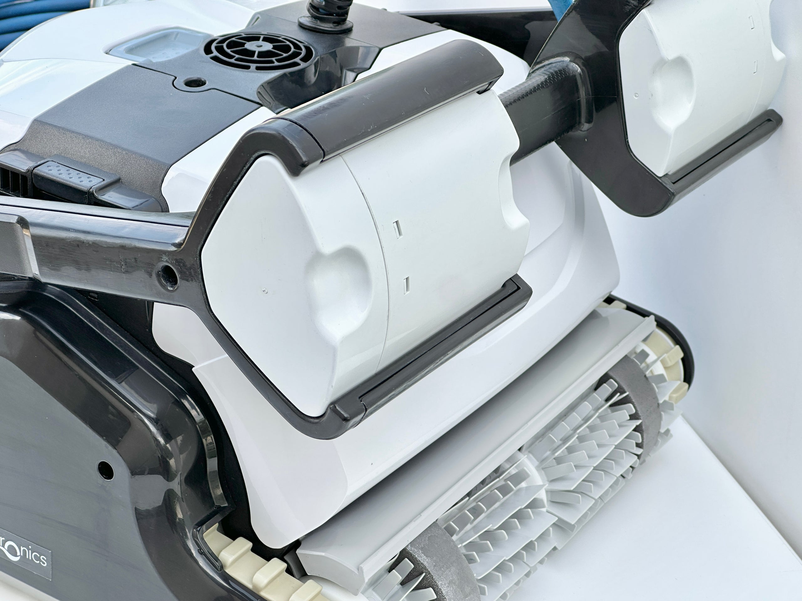 Robot de curățare pentru piscină Dolphin Maytronics PS50