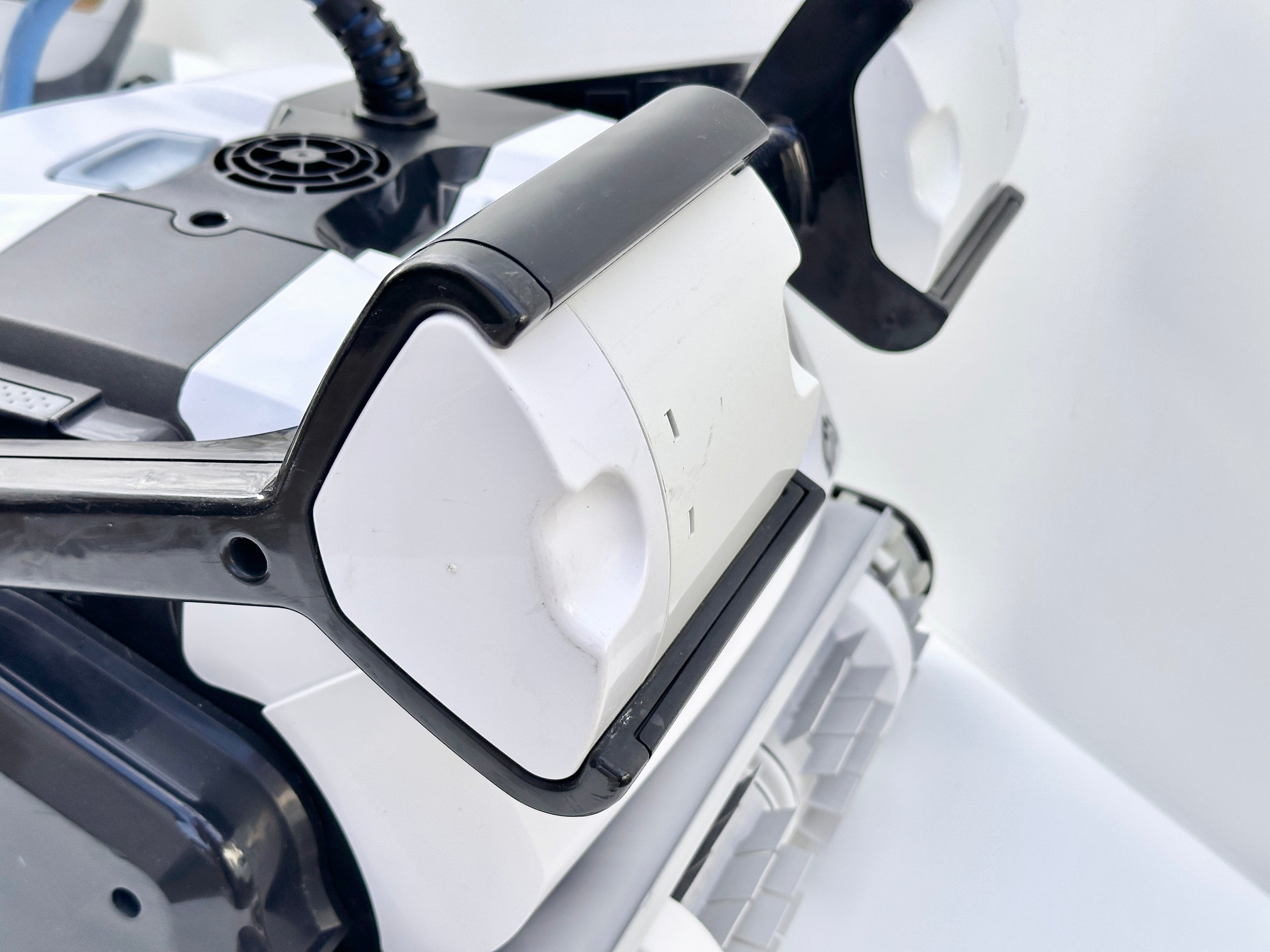 Robot de curățare pentru piscină Dolphin Maytronics PS60 Wi-Fi IoT