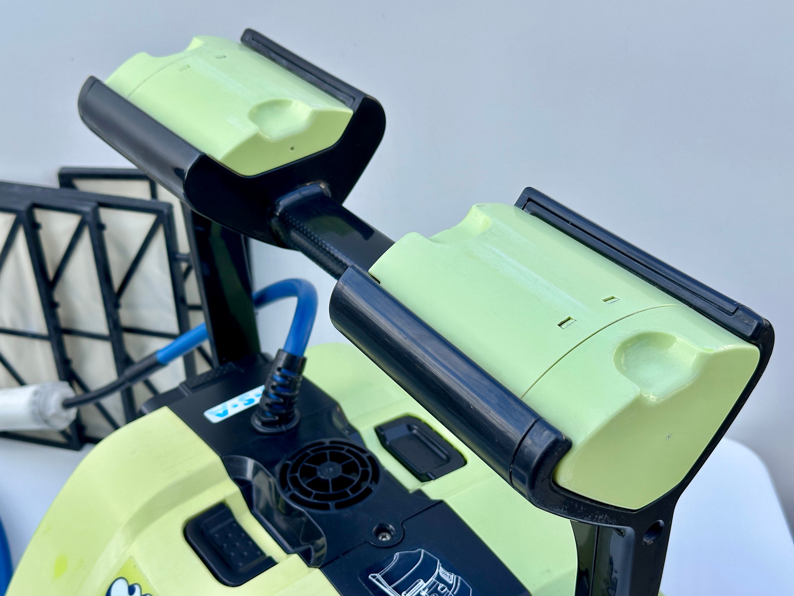 Robot de curățare pentru piscină Dolphin BIO Suction