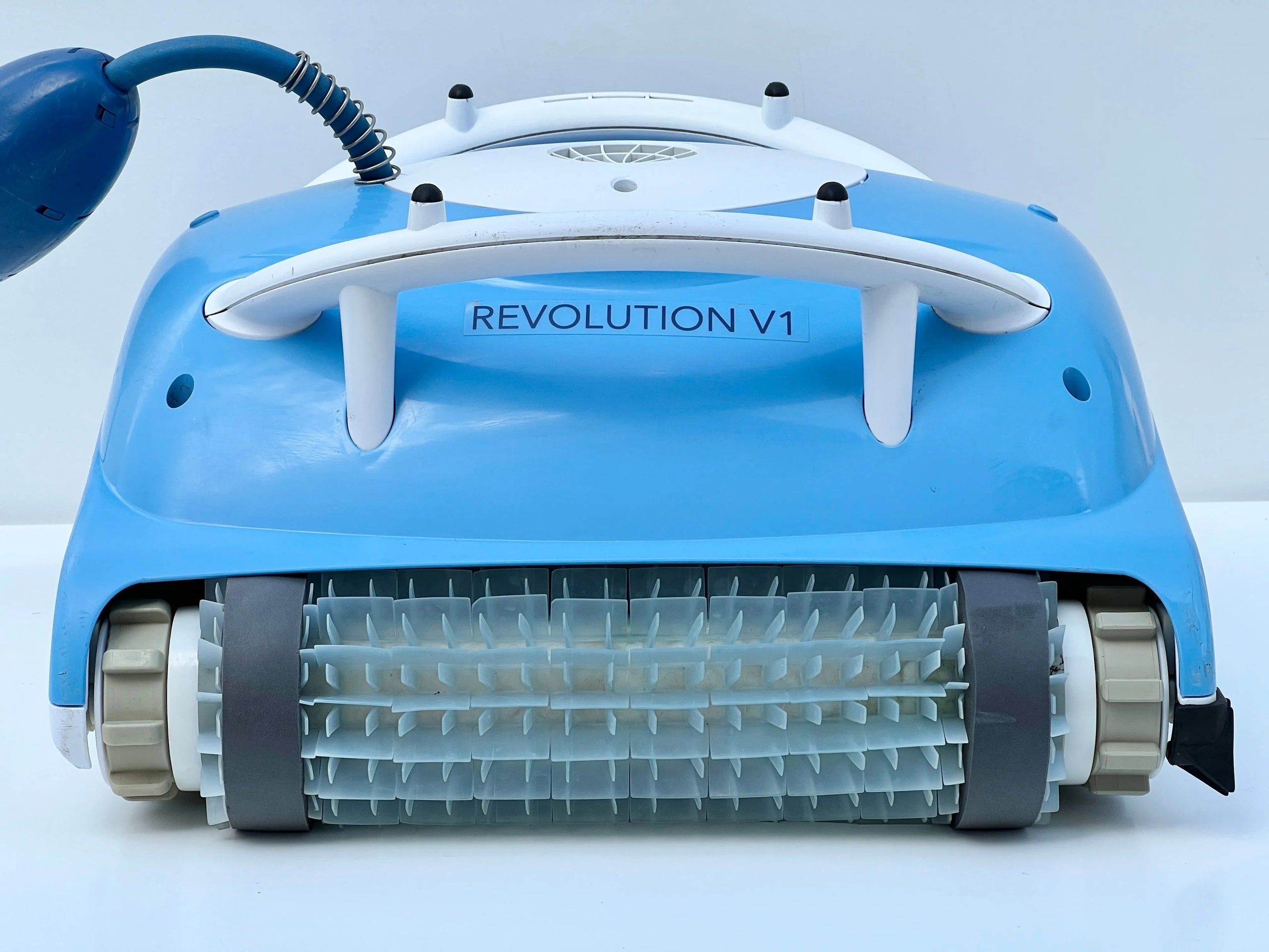 Robot de curățare pentru piscină Dolphin Revolution V1