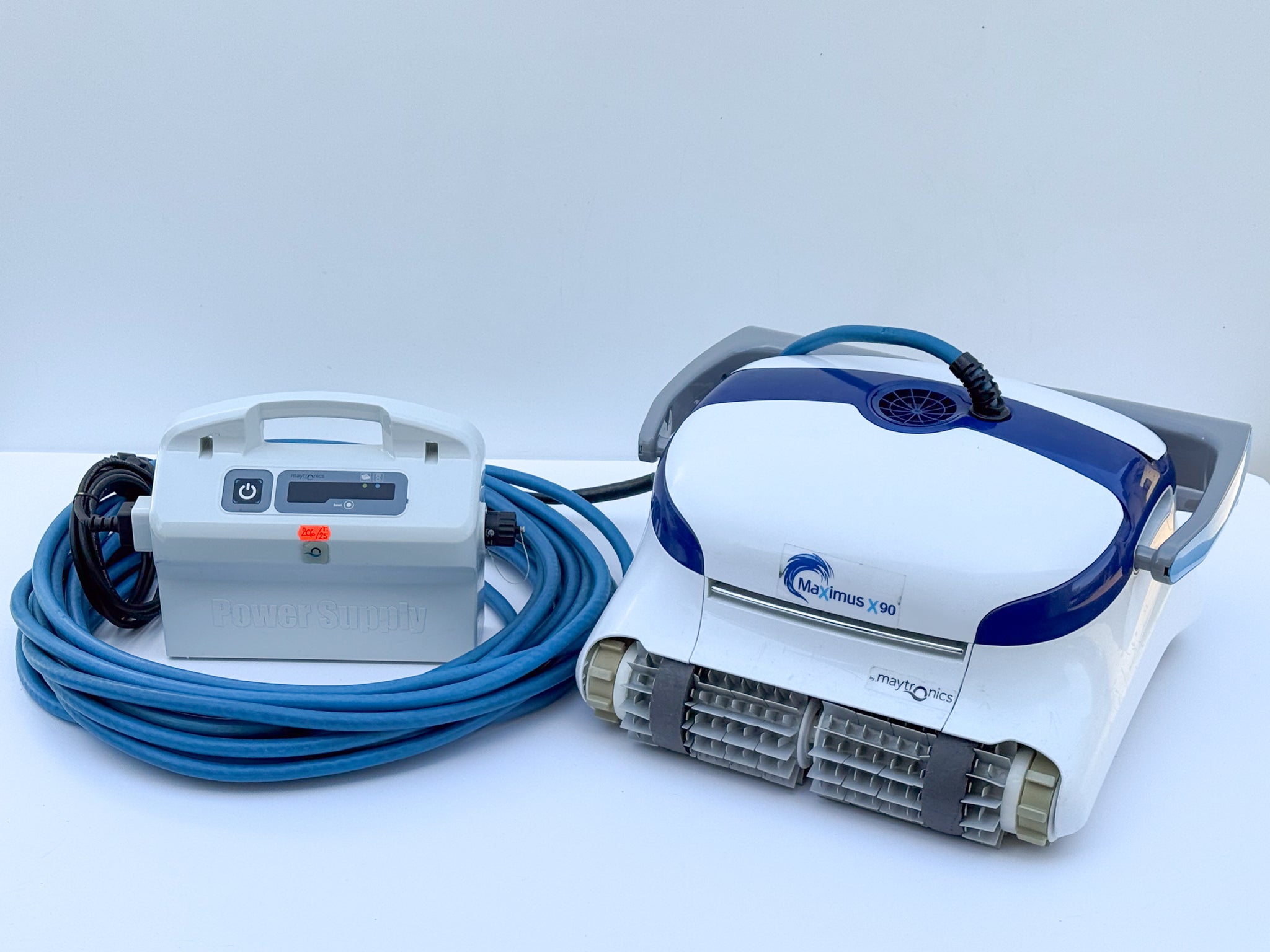 Robot curățare piscină Dolphin Maytronics Maximus X90