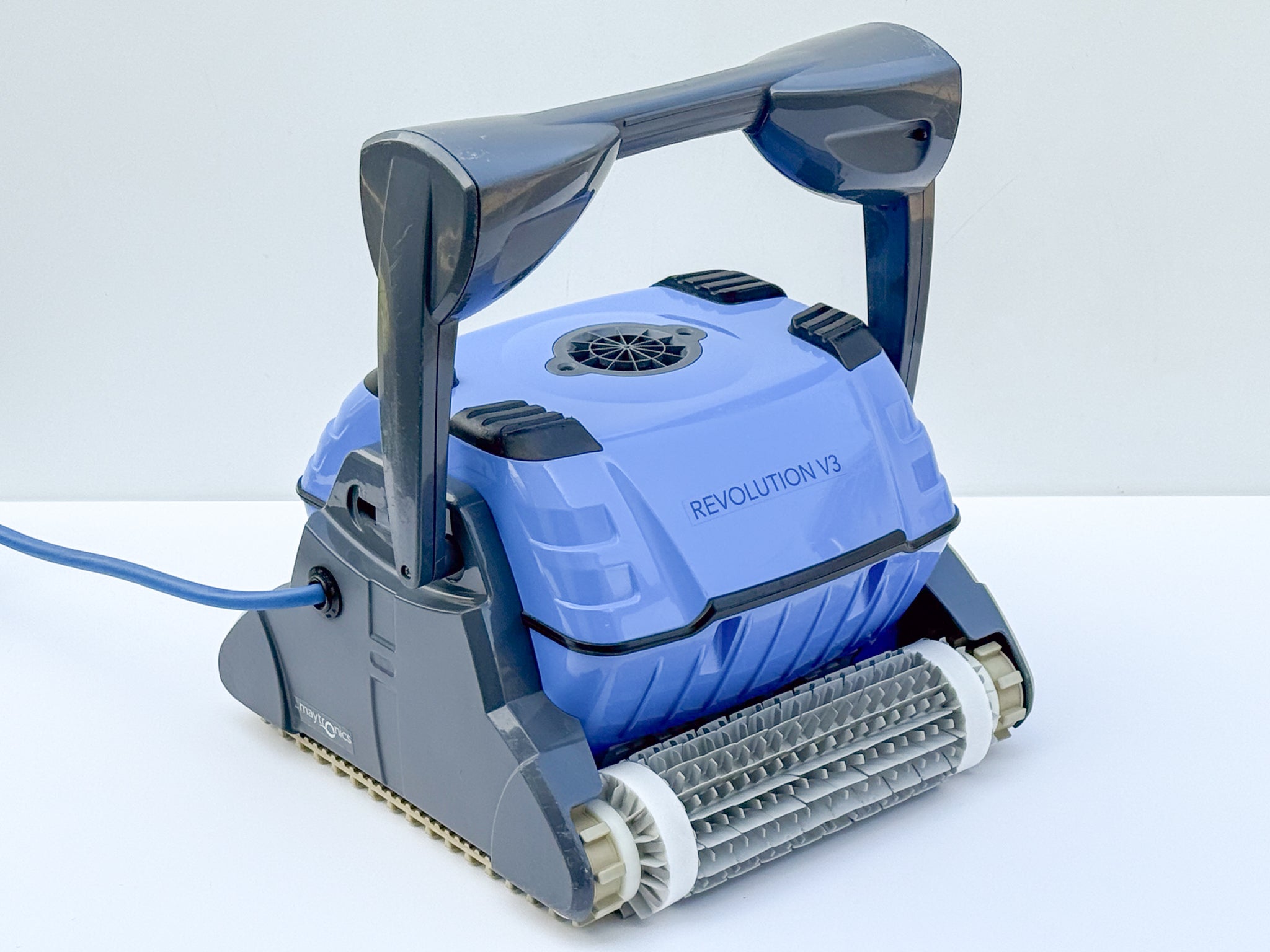 Robot curățare piscină Dolphin Revolution V3