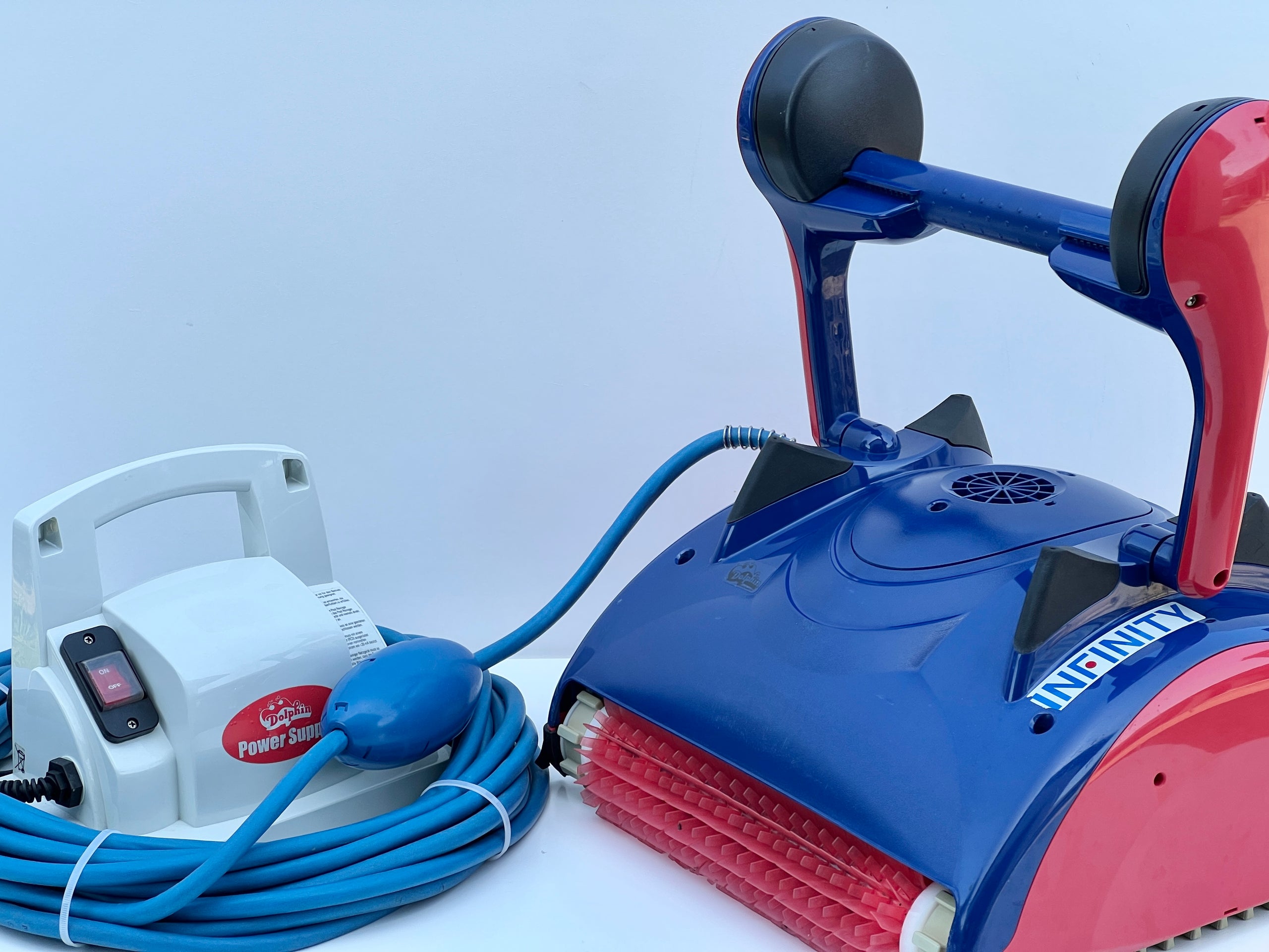 Robot de curățare pentru piscină Dolphin Infinity CL