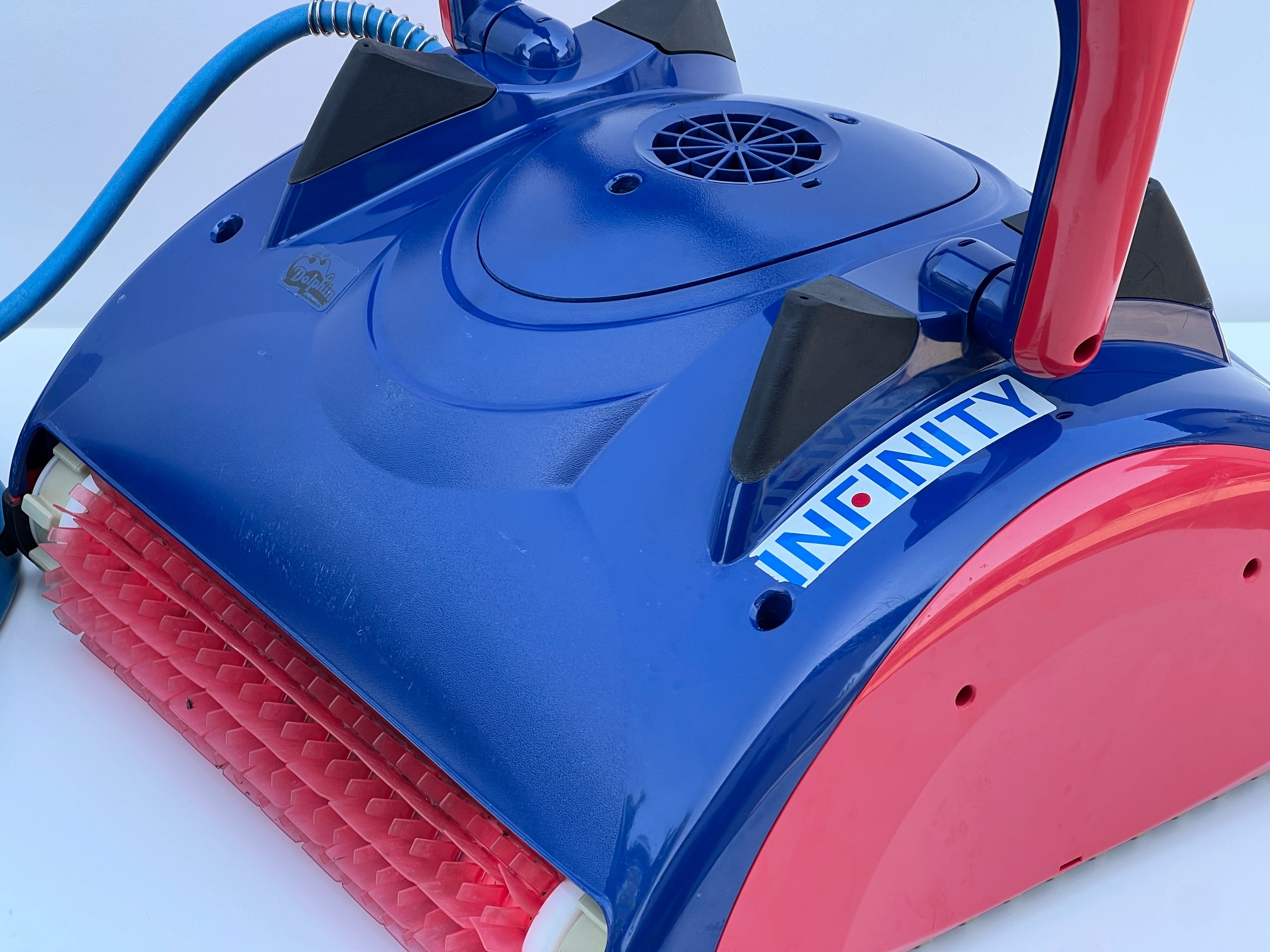 Robot de curățare pentru piscină Dolphin Infinity CL
