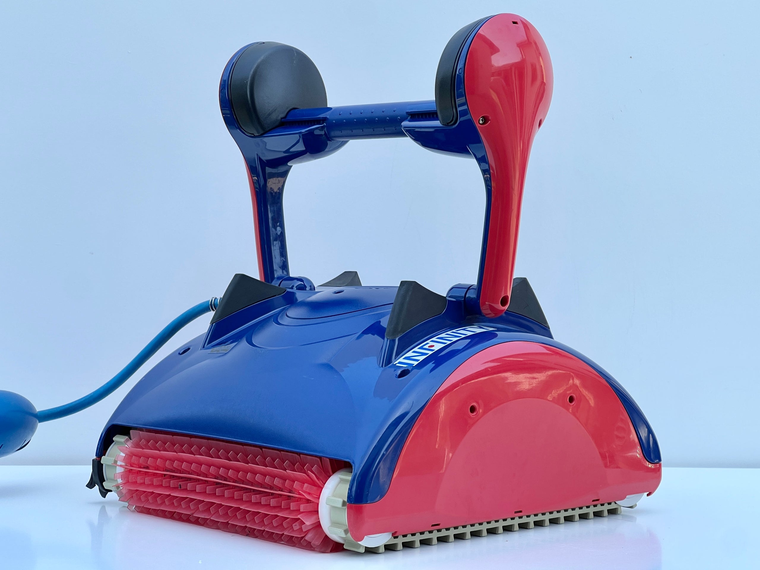 Robot de curățare pentru piscină Dolphin Infinity CL