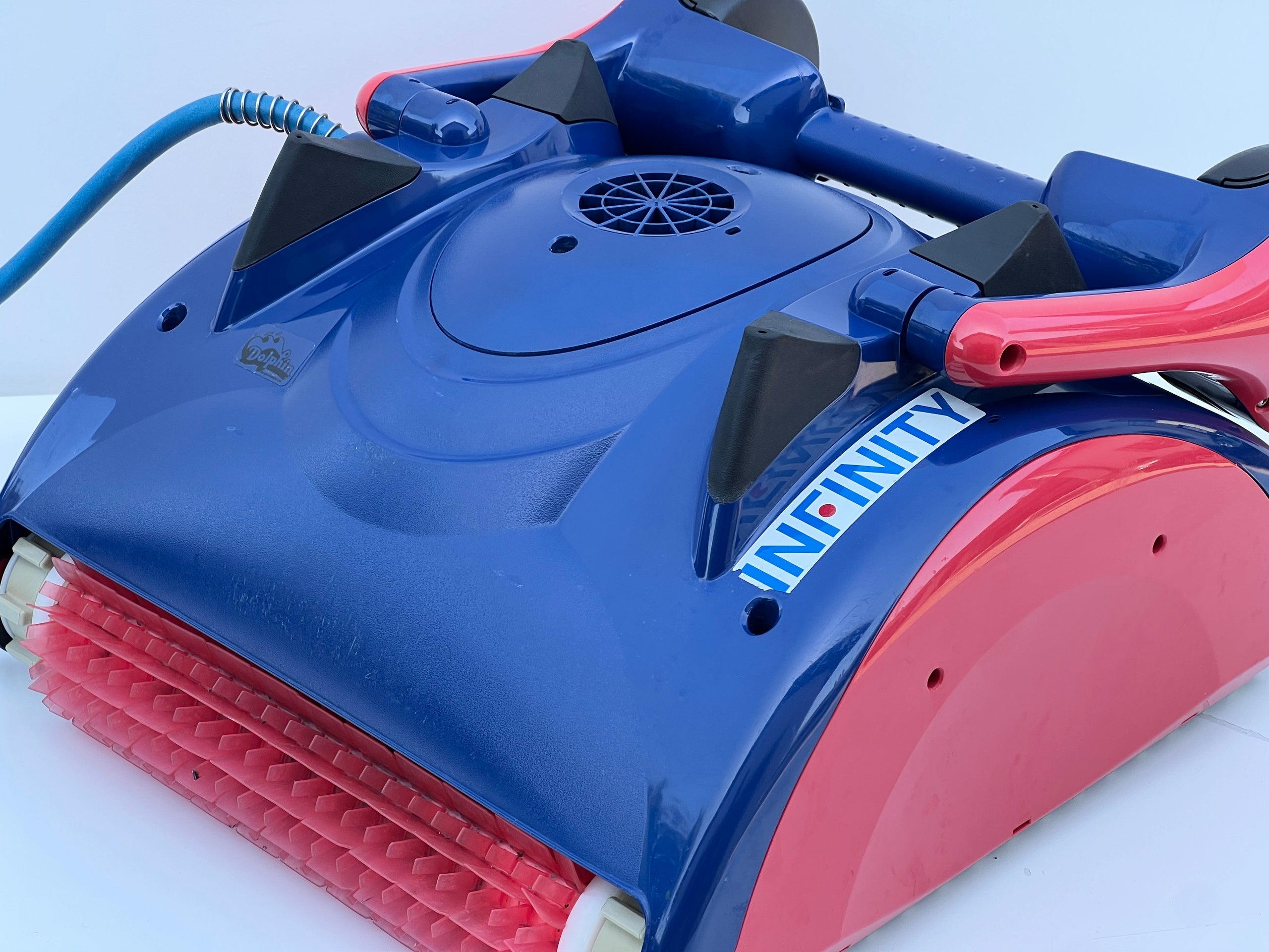 Robot de curățare pentru piscină Dolphin Infinity CL
