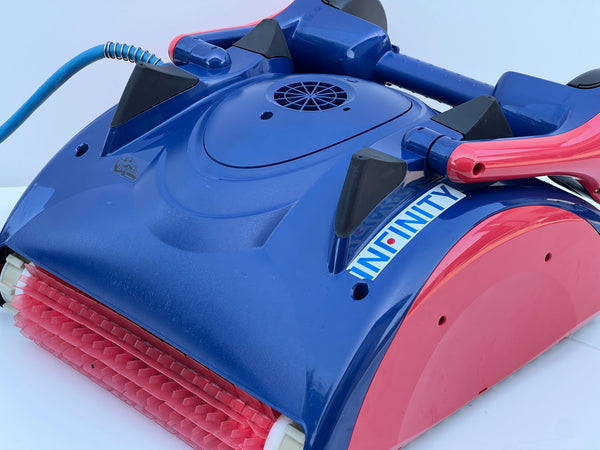 Robot de curățare pentru piscină Dolphin Infinity CL
