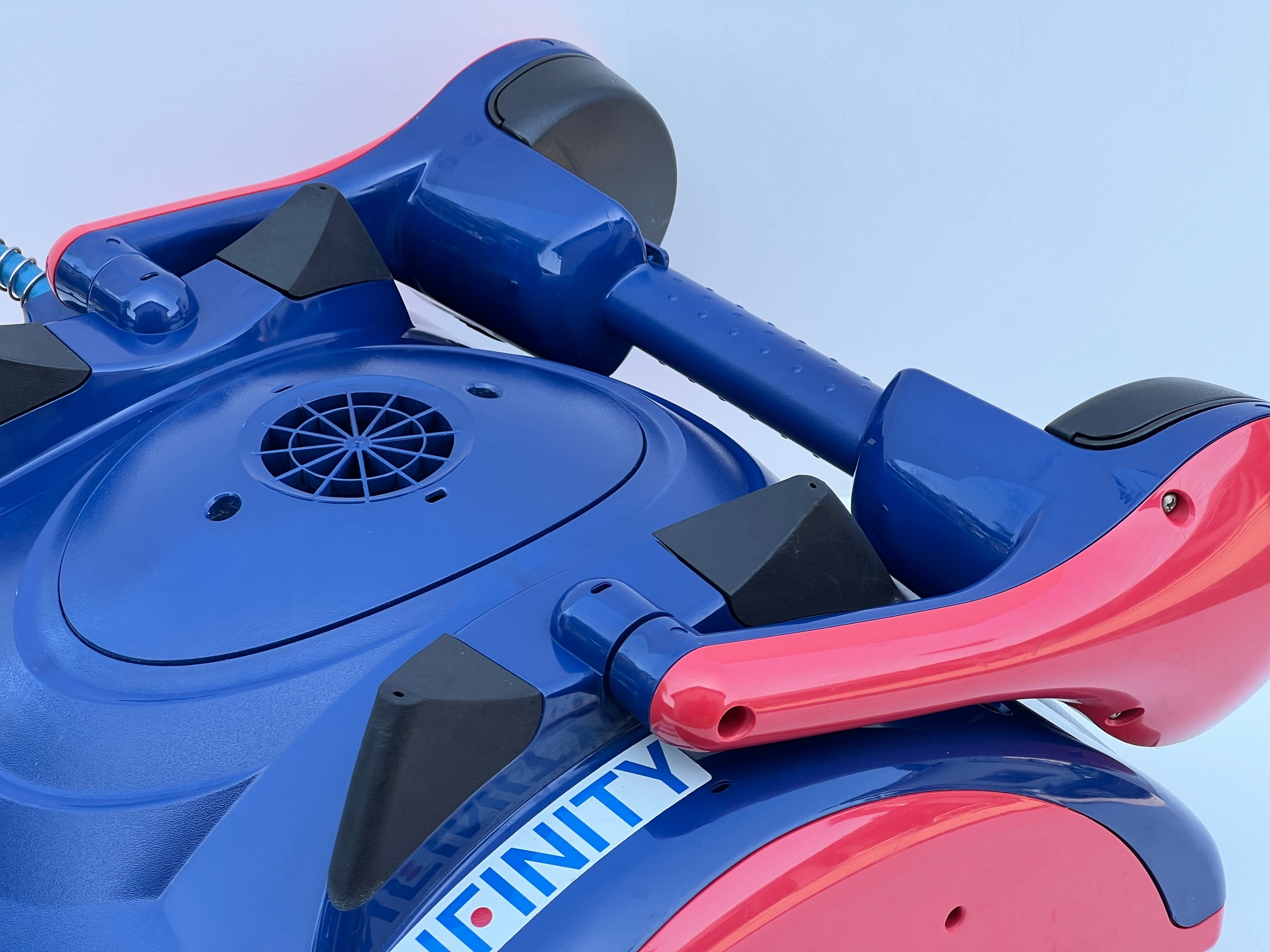 Robot de curățare pentru piscină Dolphin Infinity CL